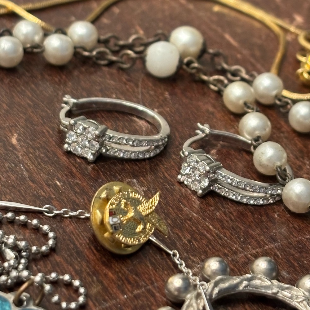 Vintage costume jewelry lot of necklaces, charms, pins, etc - Picture 6 of 6